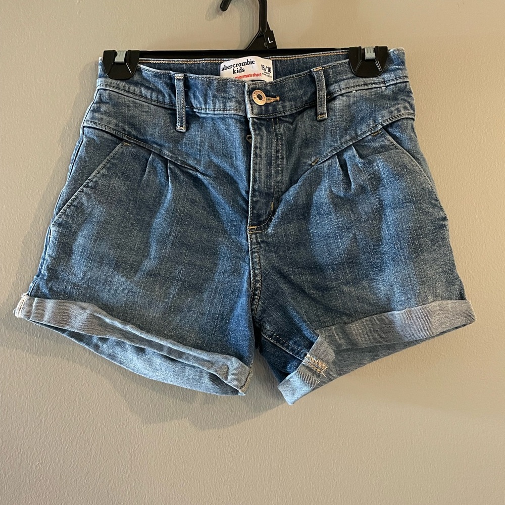 Abercrombie kids High-rise Mini Mom Blue Denim Shorts. Size 15/16